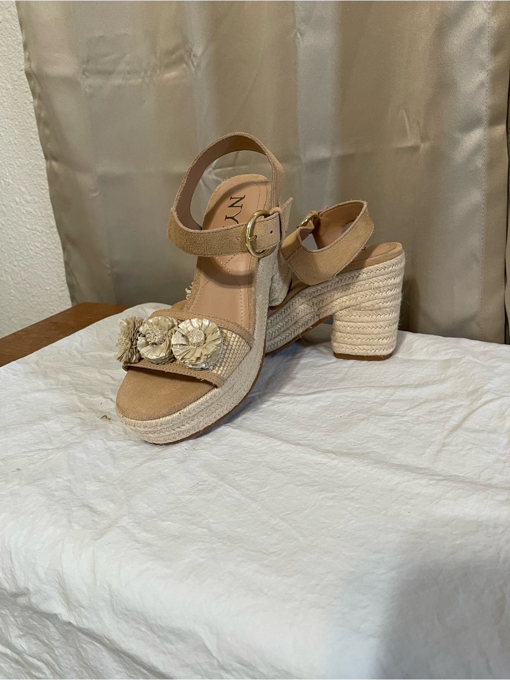 NYDJ Cream Espadrille Platform Sandals  with Floral Accents  Size 7 EUC $29. - Picture 10 of 11